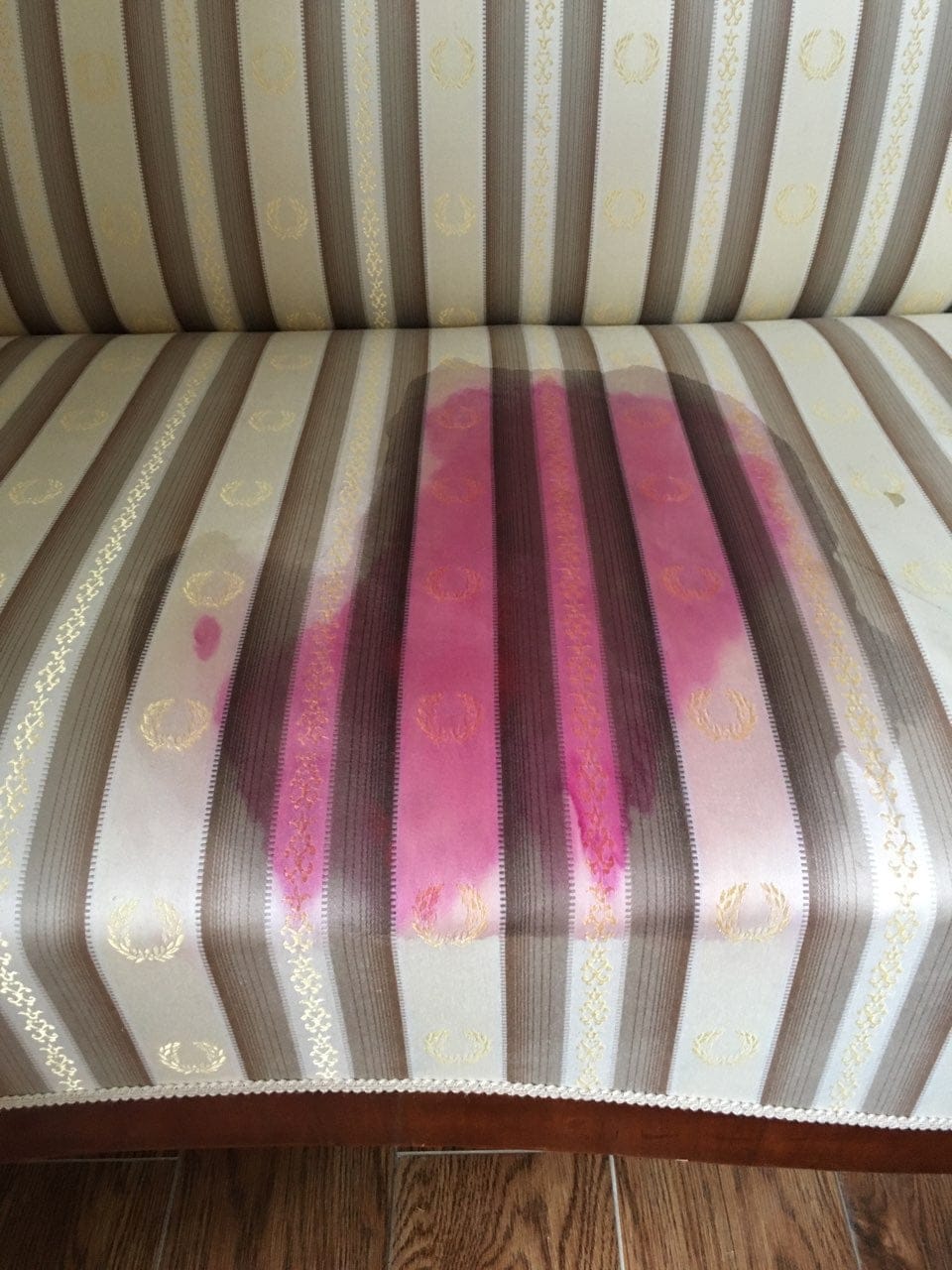 Wygląd kanapy przed usunięciem plamy z czerwonego buraka - pranie tapicerki meblowej